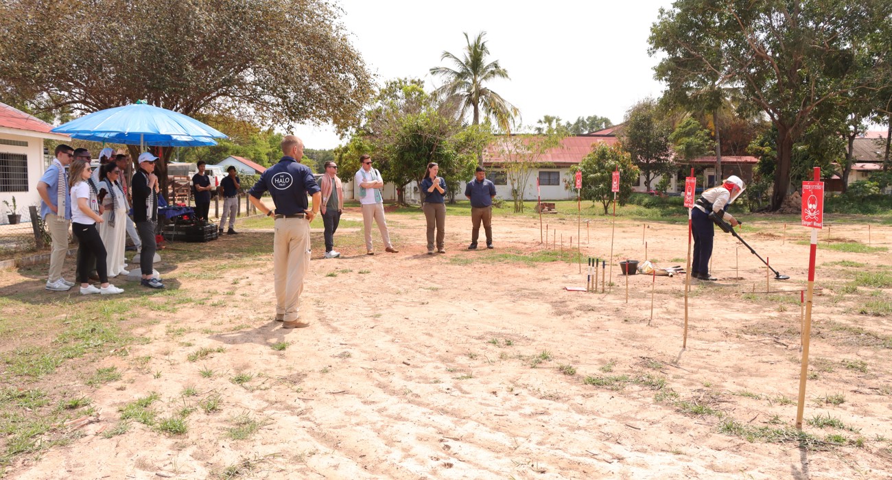 US Congressional staffers watch Cambodian HALO staff carry out demining activities