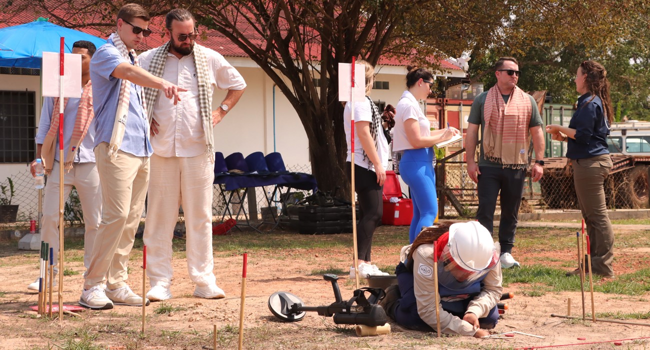 US Congressional staffers watch Cambodian HALO staff carry out demining activities