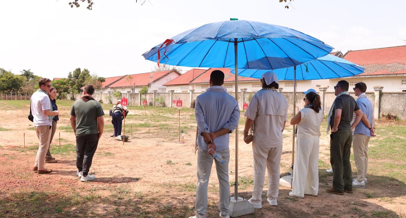 US Congressional staffers watch Cambodian HALO staff carry out demining activities