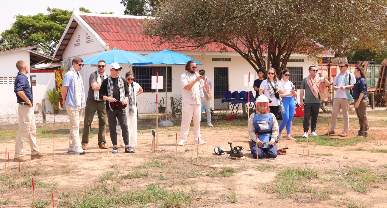 US Congressional staffers watch Cambodian HALO staff carry out demining activities