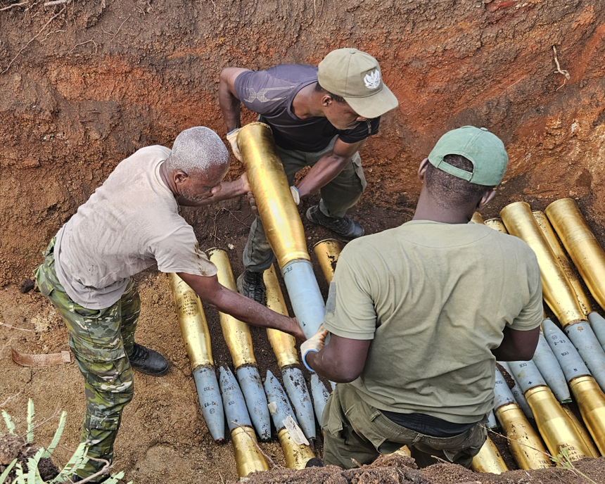 HALO deminers handling weapons in Côte d'Ivoire
