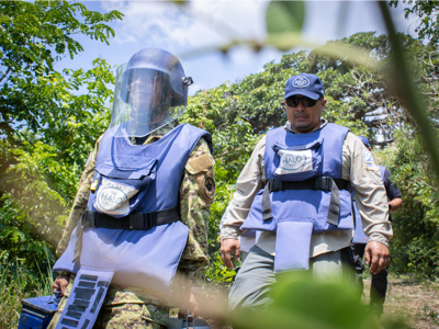 Captain Flores, in the practice of the EOD level 3 course, together with a HALO technician.
