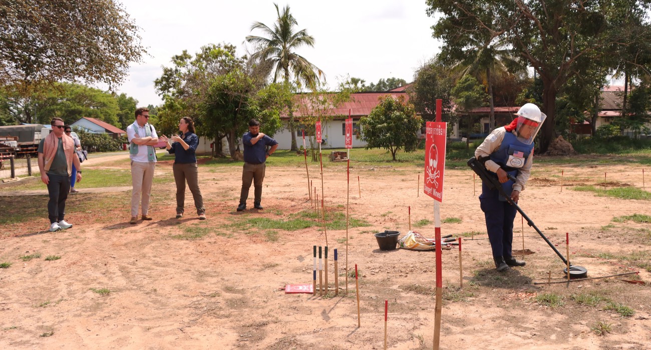 US Congressional staffers watch Cambodian HALO staff carry out demining activities