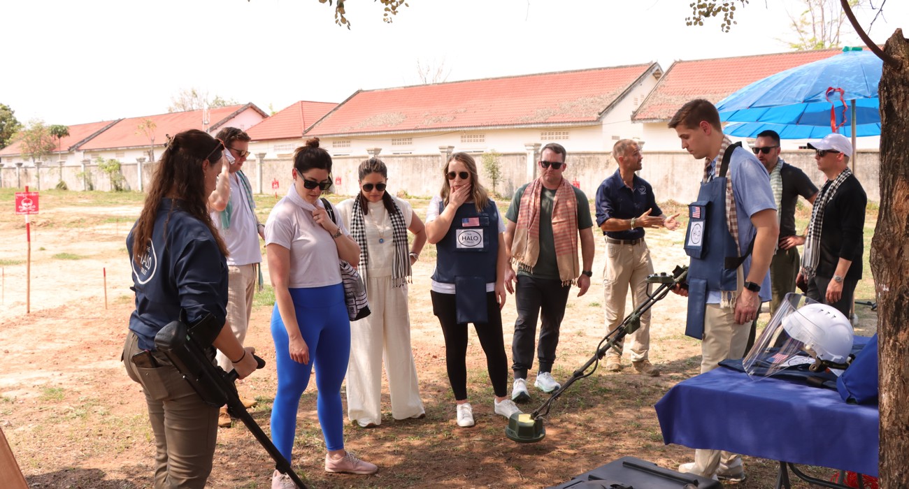 US Congressional staffers watch and participate in a metal detector demonstration