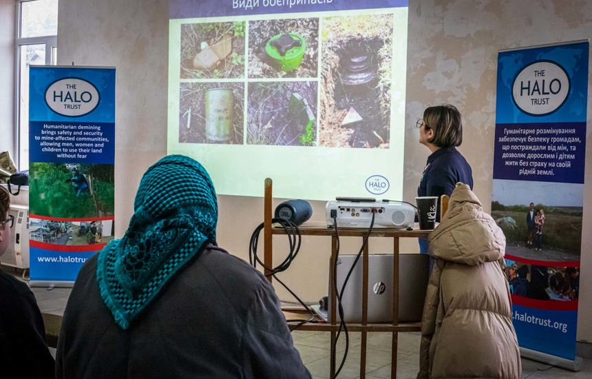 A risk education session led by a HALO staff member in Ukraine